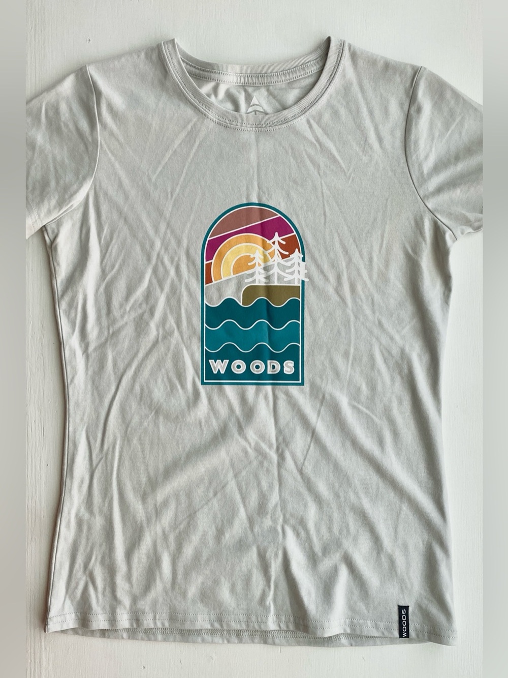 *LIKE NEW* WOODS Cotton/Poly-Blend Graphic Tee in Light Gray